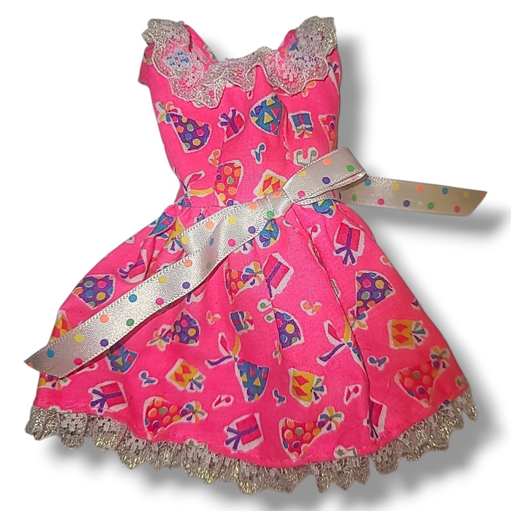 1996 Barbie Birthday Surprise Dress‎ Pink Party Cake Print Mattel Outfit